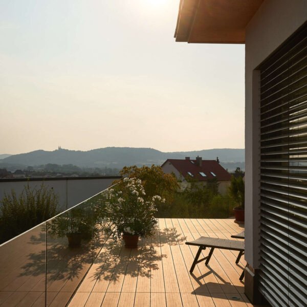 Terrasse mit wpc_terrassendiele_exklusive_eichenbraun