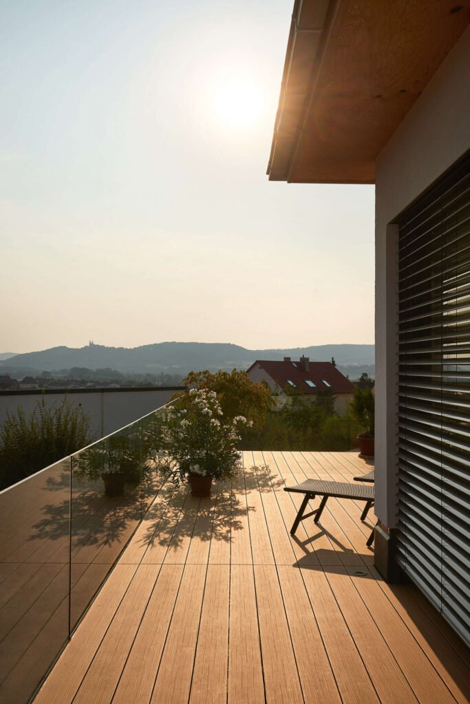 Terrasse mit wpc_terrassendiele_exklusive_eichenbraun