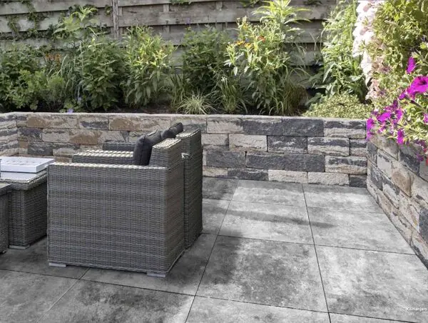 Mauersteine-Muschelkalk-rahmen-eine-schoene-Terrasse-mit-grossen-Terrasenplatten