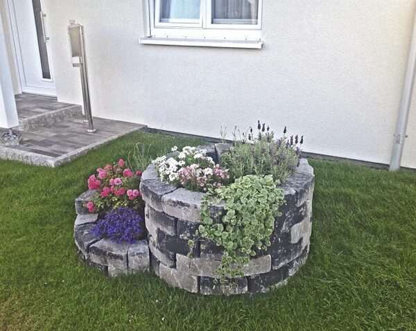 Beton Kräuterspirale grau-anthrazit, Antik getrommelte Mauersteine Trapezförmig