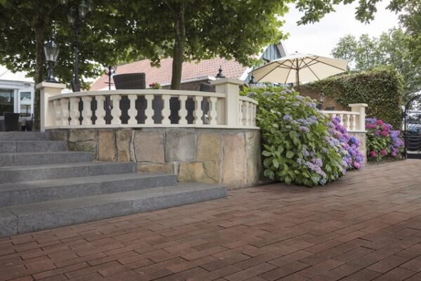 Pflasterstein Rot Braun Beton Naturstein Gemisch in Klinkerformat fuer Gartengestaltung