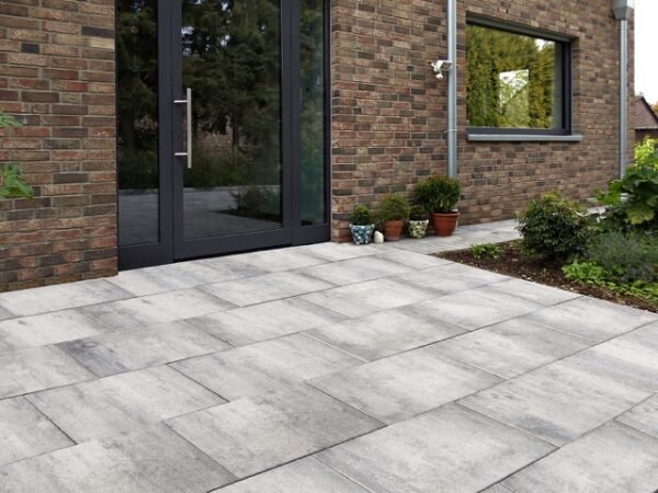 Premium Terrassenplatten für den Hauszuweg in hellgrau-anthrazit