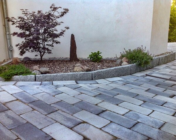 Granit Stele hellgrau als Randstein 8x25x100cm