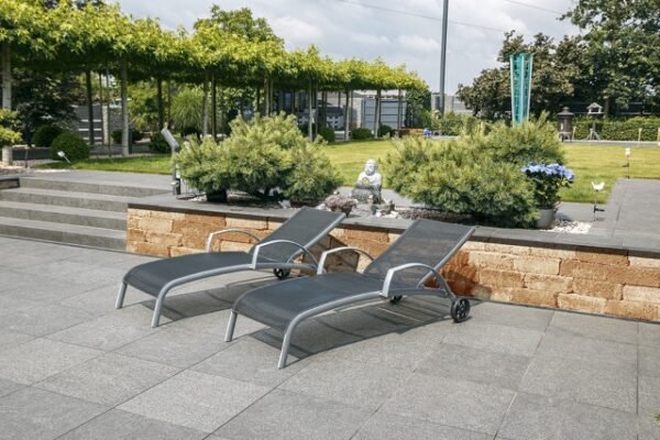 Mauersteine creme-gelb um Terrasse mit Mauerabdeckung anthrazit