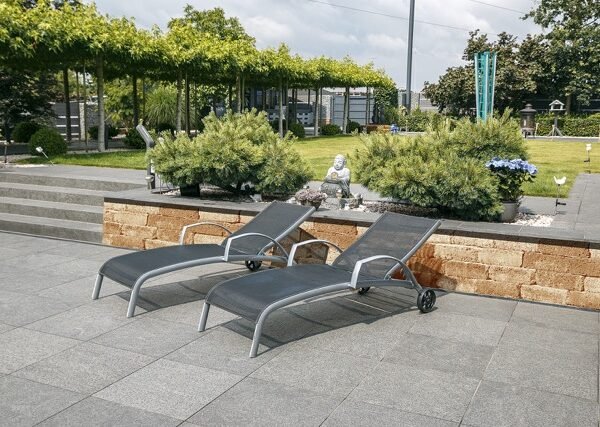 Mauersteine creme-gelb um Terrasse mit Mauerabdeckung anthrazit