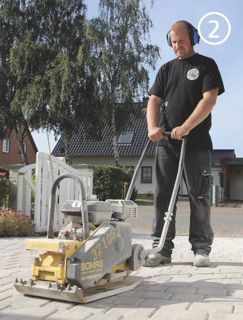 Pflastersteine mit Fugensand einr&uuml;tteln und verdichten